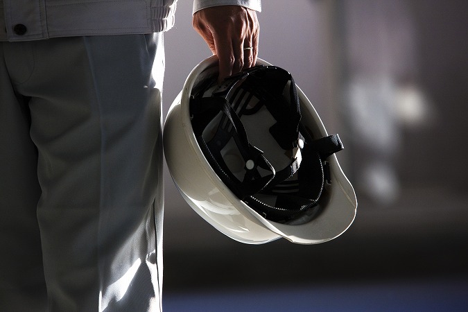 ヘルメットを持つ作業員